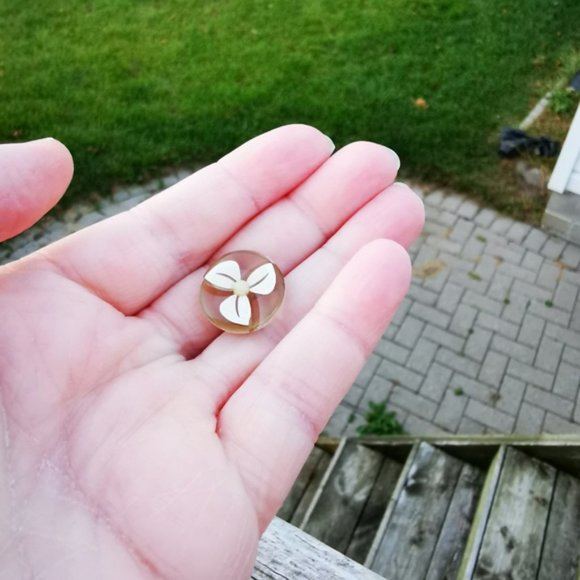 Vintage Lot of 8 Clear Plastic Buttons with White Flower Design and Faux Pearl - Picture 3 of 10